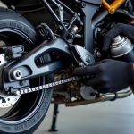 Entretenir soi-même la chaîne de sa moto en 5 étapes découvrez comment entretenir la chaîne de votre moto vous-même en 5 étapes simples pour assurer performance et sécurité.